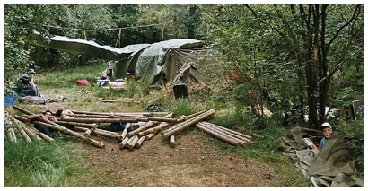 De resten van ons neergestorte vliegtuig, de start van ons zomerkamp